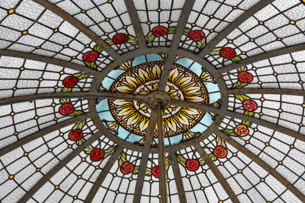 Salle de billard au rez-de-chaussée, verrière en couverture, détail : fleurs. © Région Bourgogne-Franche-Comté, Inventaire du patrimoine