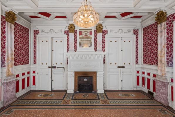 Salle à manger du rez-de-chaussée, portes de la cuisine et du vestibule. © Région Bourgogne-Franche-Comté, Inventaire du patrimoine Salle à manger du rez-de-chaussée, portes de la cuisine et du vestibule. © Région Bourgogne-Franche-Comté, Inventaire du patrimoine
