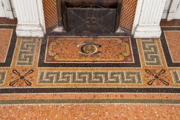 Salle à manger du rez-de-chaussée, mosaïque au sol, détail : chiffre du propriétaire (lettres C et A). © Région Bourgogne-Franche-Comté, Inventaire du patrimoine Salle à manger du rez-de-chaussée, mosaïque au sol, détail : chiffre du propriétaire (lettres C et A). © Région Bourgogne-Franche-Comté, Inventaire du patrimoine