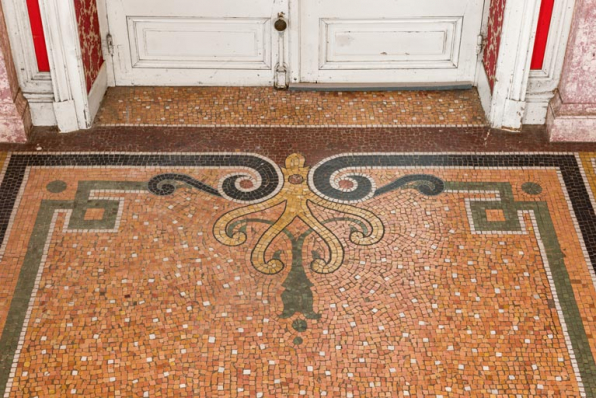 Salle à manger du rez-de-chaussée, mosaïque au sol, détail : palmette. © Région Bourgogne-Franche-Comté, Inventaire du patrimoine Salle à manger du rez-de-chaussée, mosaïque au sol, détail : palmette. © Région Bourgogne-Franche-Comté, Inventaire du patrimoine