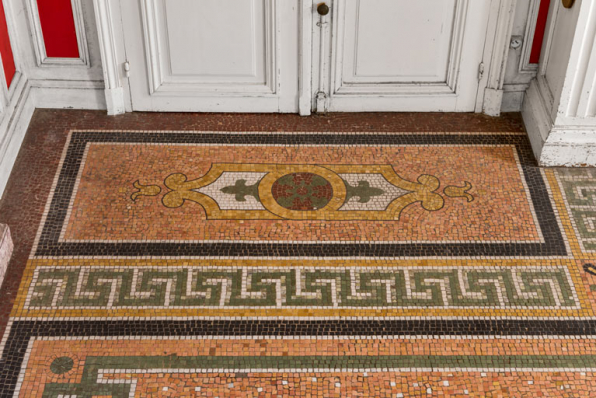Salle à manger du rez-de-chaussée, mosaïque au sol, détail : rose, fleurons et grecques. © Région Bourgogne-Franche-Comté, Inventaire du patrimoine Salle à manger du rez-de-chaussée, mosaïque au sol, détail : rose, fleurons et grecques. © Région Bourgogne-Franche-Comté, Inventaire du patrimoine