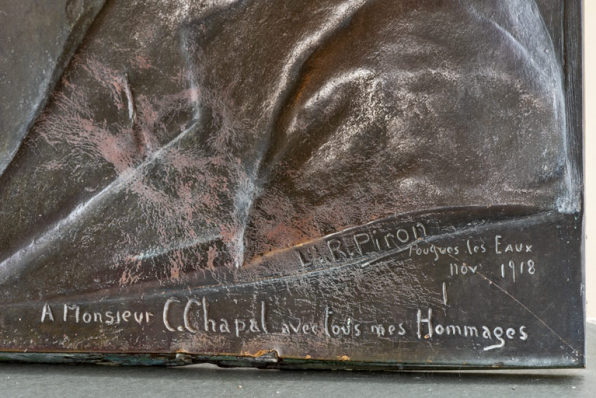 Détail : inscriptions de l'angle inférieur droit. © Région Bourgogne-Franche-Comté, Inventaire du patrimoine Détail : inscriptions de l'angle inférieur droit. © Région Bourgogne-Franche-Comté, Inventaire du patrimoine