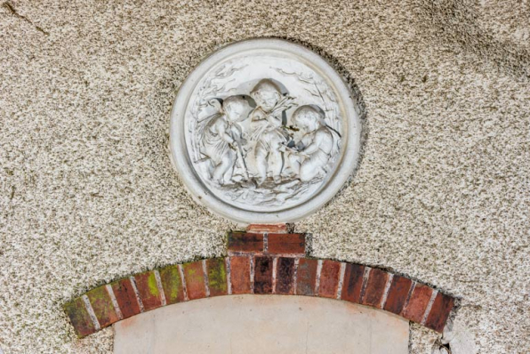 Façade nord-est, médaillon sculpté : l'Hiver (?) © Région Bourgogne-Franche-Comté, Inventaire du patrimoine