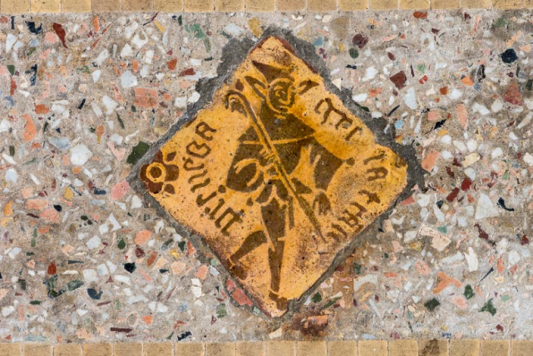 Pièce principale, carreau de céramique devant le seuil de la cheminée : fou. © Région Bourgogne-Franche-Comté, Inventaire du patrimoine Pièce principale, carreau de céramique devant le seuil de la cheminée : fou. © Région Bourgogne-Franche-Comté, Inventaire du patrimoine