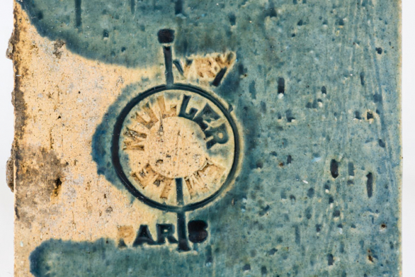 Décor de céramique de l'entablement, détail : marque d'Émile Müller à Ivry-Paris. © Région Bourgogne-Franche-Comté, Inventaire du patrimoine
