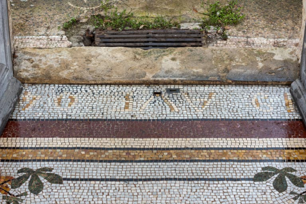Vestibule du rez-de-chaussée, mosaïque au sol, détail : inscription "19 AVE 04". © Région Bourgogne-Franche-Comté, Inventaire du patrimoine Vestibule du rez-de-chaussée, mosaïque au sol, détail : inscription "19 AVE 04". © Région Bourgogne-Franche-Comté, Inventaire du patrimoine