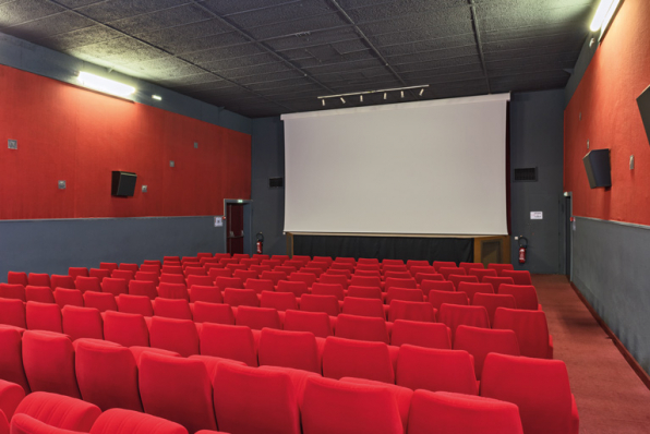 Salle, vue de trois quarts vers l'écran. © Région Bourgogne-Franche-Comté, Inventaire du patrimoine Salle, vue de trois quarts vers l'écran. © Région Bourgogne-Franche-Comté, Inventaire du patrimoine