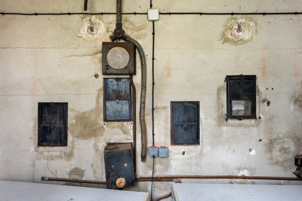Cabine de projection : petites baies carrées donnant sur la salle. © Région Bourgogne-Franche-Comté, Inventaire du patrimoine Cabine de projection : petites baies carrées donnant sur la salle. © Région Bourgogne-Franche-Comté, Inventaire du patrimoine