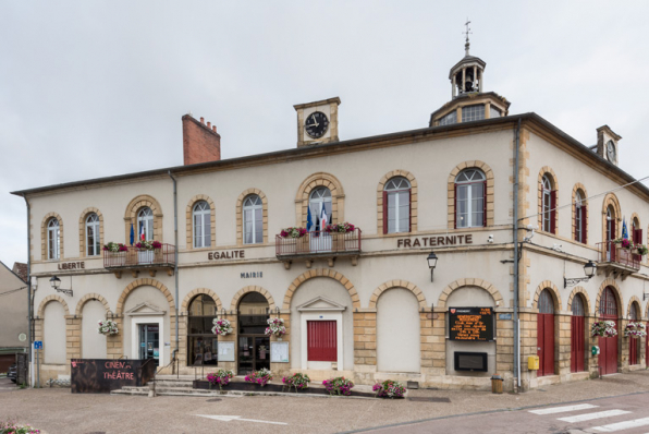 Façade antérieure, de trois quarts droite. © Région Bourgogne-Franche-Comté, Inventaire du patrimoine Façade antérieure, de trois quarts droite. © Région Bourgogne-Franche-Comté, Inventaire du patrimoine