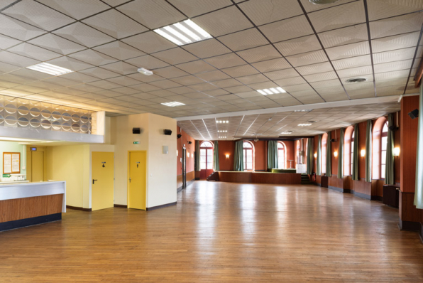 Etage, salle des fêtes : vue depuis l'extension. © Région Bourgogne-Franche-Comté, Inventaire du patrimoine Etage, salle des fêtes : vue depuis l'extension. © Région Bourgogne-Franche-Comté, Inventaire du patrimoine