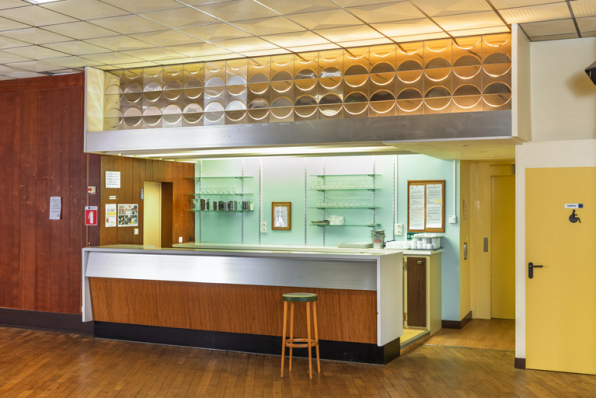 Etage, salle des fêtes : bar, dans l'extension. © Région Bourgogne-Franche-Comté, Inventaire du patrimoine Etage, salle des fêtes : bar, dans l'extension. © Région Bourgogne-Franche-Comté, Inventaire du patrimoine