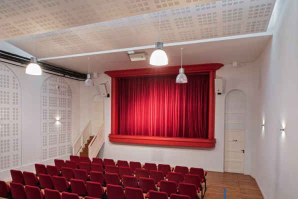 Rez-de-chaussée, salle de cinéma : scène vue de trois quarts droite, rideau fermé. © Région Bourgogne-Franche-Comté, Inventaire du patrimoine Rez-de-chaussée, salle de cinéma : scène vue de trois quarts droite, rideau fermé. © Région Bourgogne-Franche-Comté, Inventaire du patrimoine