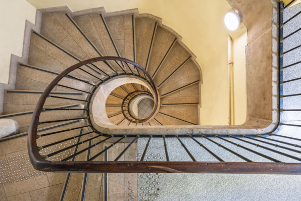 Escalier en vis : vue plongeante depuis le palier de l'étage. © Région Bourgogne-Franche-Comté, Inventaire du patrimoine Escalier en vis : vue plongeante depuis le palier de l'étage. © Région Bourgogne-Franche-Comté, Inventaire du patrimoine
