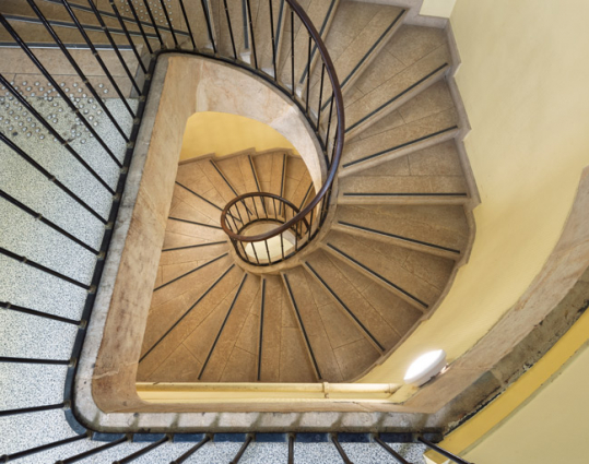 Escalier en vis : vue plongeante oblique depuis le palier de l'étage. © Région Bourgogne-Franche-Comté, Inventaire du patrimoine Escalier en vis : vue plongeante oblique depuis le palier de l'étage. © Région Bourgogne-Franche-Comté, Inventaire du patrimoine