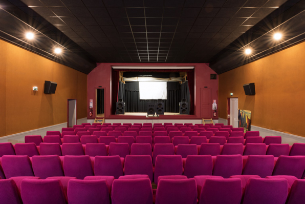 Salle : vue vers la scène, écran levé. © Région Bourgogne-Franche-Comté, Inventaire du patrimoine Salle : vue vers la scène, écran levé. © Région Bourgogne-Franche-Comté, Inventaire du patrimoine