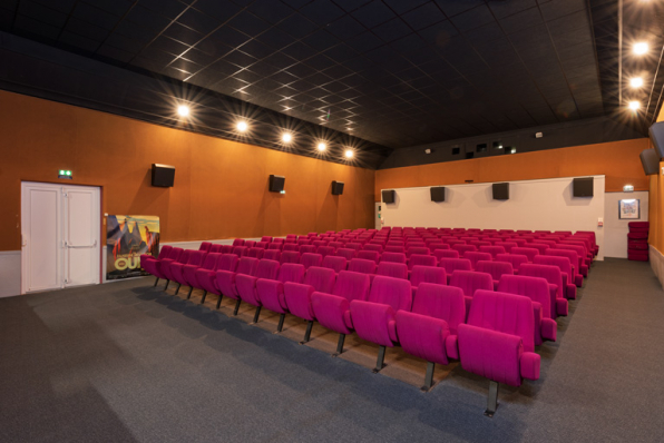 Salle : vue depuis la scène, de trois quarts droite. © Région Bourgogne-Franche-Comté, Inventaire du patrimoine Salle : vue depuis la scène, de trois quarts droite. © Région Bourgogne-Franche-Comté, Inventaire du patrimoine