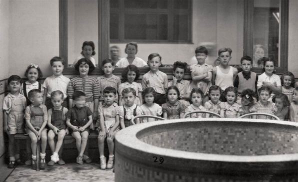 Portrait de groupe dans la salle d'inhalation des enfants en 1949. © Région Bourgogne-Franche-Comté, Inventaire du patrimoine Portrait de groupe dans la salle d'inhalation des enfants en 1949. © Région Bourgogne-Franche-Comté, Inventaire du patrimoine