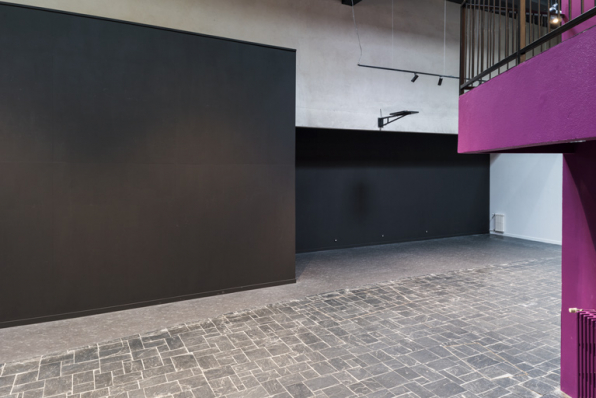 Maison de la culture : le fond du hall. Le changement de revêtement matérialise l'emplacement de l'escalier menant à la maison des sports, dont l'accès a été supprimé lors des derniers travaux. © Région Bourgogne-Franche-Comté, Inventaire du patrimoine Maison de la culture : le fond du hall. Le changement de revêtement matérialise l'emplacement de l'escalier menant à la maison des sports, dont l'accès a été supprimé lors des derniers travaux. © Région Bourgogne-Franche-Comté, Inventaire du patrimoine