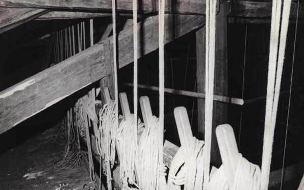 Théâtre, comble, machinerie [palettes de fixation des fils, dans le comble]. 2 février 1977. (Archives municipales, Nevers : 6 Fi 3340). © Région Bourgogne-Franche-Comté, Inventaire du patrimoine