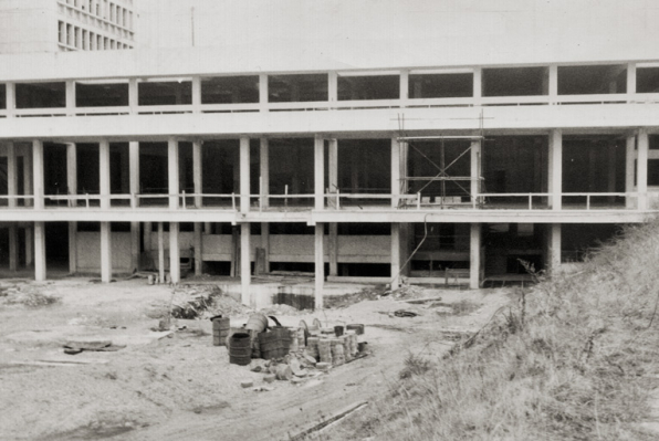 Maison de la culture et des sports. Construction [maison de la culture : façade latérale droite, sans les huisseries]. S.d. [1967-1968].  © Région Bourgogne-Franche-Comté, Inventaire du patrimoine