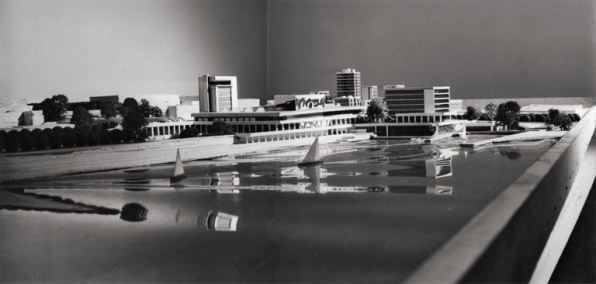 [Deuxième maquette : vue depuis le côté du pont, rive gauche]. S.d. [1963-1965].  © Région Bourgogne-Franche-Comté, Inventaire du patrimoine