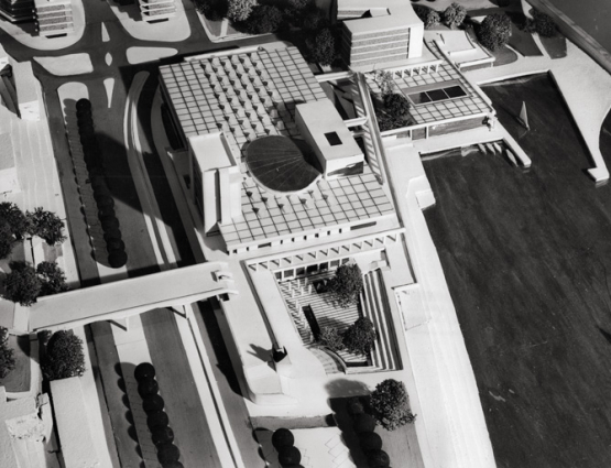 [Deuxième maquette : vue plongeante rapprochée sur l'ensemble bourse du travail-maison des sports et de la culture]. S.d. [1963-1965].  © Région Bourgogne-Franche-Comté, Inventaire du patrimoine