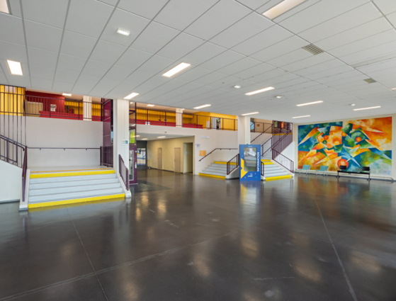 Maison des sports : le hall, vu de trois quarts gauche. © Région Bourgogne-Franche-Comté, Inventaire du patrimoine Maison des sports : le hall, vu de trois quarts gauche. © Région Bourgogne-Franche-Comté, Inventaire du patrimoine