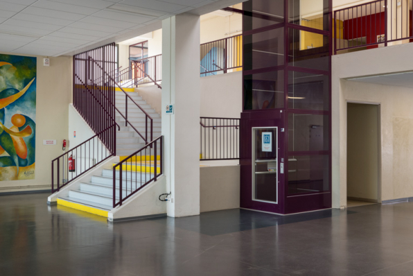 Maison des sports : escalier et ascenseur donnant accès à l'étage. La porte à droite conduit à l'escalier desservant l'étage de soubassement. © Région Bourgogne-Franche-Comté, Inventaire du patrimoine Maison des sports : escalier et ascenseur donnant accès à l'étage. La porte à droite conduit à l'escalier desservant l'étage de soubassement. © Région Bourgogne-Franche-Comté, Inventaire du patrimoine