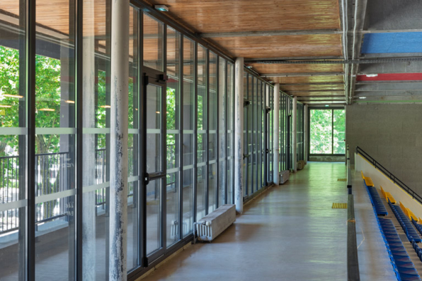 Maison des sports, grand gymnase : galerie vitrée en haut des gradins côté RN. © Région Bourgogne-Franche-Comté, Inventaire du patrimoine Maison des sports, grand gymnase : galerie vitrée en haut des gradins côté RN. © Région Bourgogne-Franche-Comté, Inventaire du patrimoine