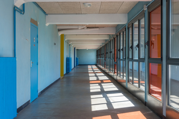 Maison des sports, grand gymnase : galerie vitrée à mi-hauteur des gradins côté Loire. © Région Bourgogne-Franche-Comté, Inventaire du patrimoine Maison des sports, grand gymnase : galerie vitrée à mi-hauteur des gradins côté Loire. © Région Bourgogne-Franche-Comté, Inventaire du patrimoine