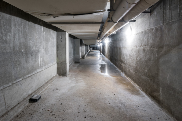 Maison des sports : galerie technique (étage de soubassement côté RN). Le couloir se situe derrière le mur à gauche. © Région Bourgogne-Franche-Comté, Inventaire du patrimoine Maison des sports : galerie technique (étage de soubassement côté RN). Le couloir se situe derrière le mur à gauche. © Région Bourgogne-Franche-Comté, Inventaire du patrimoine