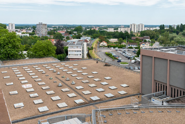 Maison des sports : vue plongeante sur le toit, depuis la bourse du travail. © Région Bourgogne-Franche-Comté, Inventaire du patrimoine Maison des sports : vue plongeante sur le toit, depuis la bourse du travail. © Région Bourgogne-Franche-Comté, Inventaire du patrimoine