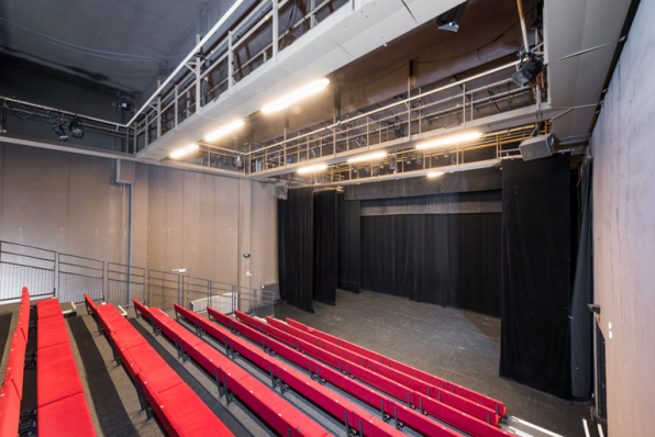 Maison de la culture, petite salle (Lauberty) : vue vers la scène. © Région Bourgogne-Franche-Comté, Inventaire du patrimoine Maison de la culture, petite salle (Lauberty) : vue vers la scène. © Région Bourgogne-Franche-Comté, Inventaire du patrimoine