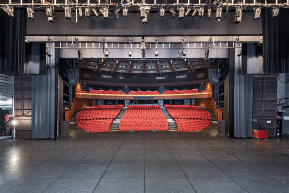 Maison de la culture, grande salle : la salle depuis le fond de la scène. © Région Bourgogne-Franche-Comté, Inventaire du patrimoine Maison de la culture, grande salle : la salle depuis le fond de la scène. © Région Bourgogne-Franche-Comté, Inventaire du patrimoine