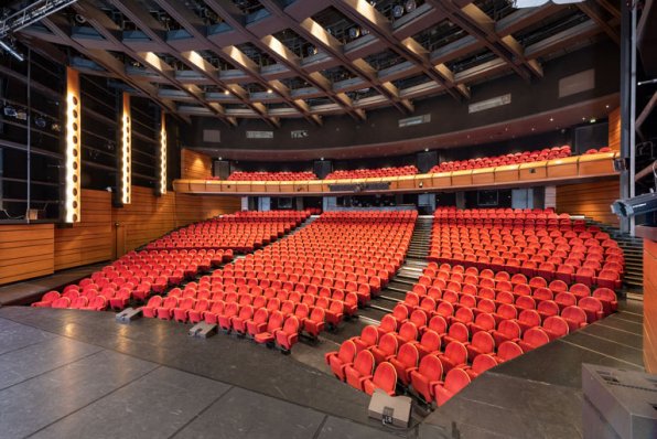 Maison de la culture, grande salle : la salle depuis la scène, de trois quarts. © Région Bourgogne-Franche-Comté, Inventaire du patrimoine Maison de la culture, grande salle : la salle depuis la scène, de trois quarts. © Région Bourgogne-Franche-Comté, Inventaire du patrimoine