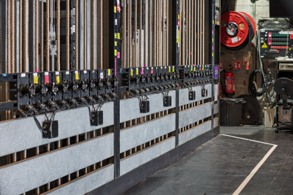 Maison de la culture, grande salle : commandes des perches, au bas de la cheminée de contrepoids. © Région Bourgogne-Franche-Comté, Inventaire du patrimoine Maison de la culture, grande salle : commandes des perches, au bas de la cheminée de contrepoids. © Région Bourgogne-Franche-Comté, Inventaire du patrimoine