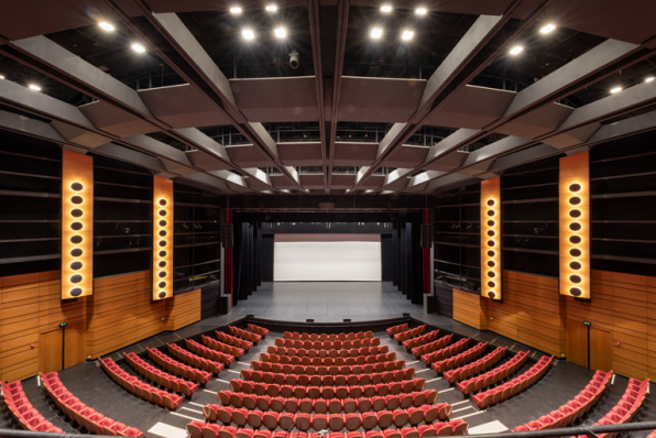 Maison de la culture, grande salle (Genty) : vue vers la scène, depuis le balcon. © Région Bourgogne-Franche-Comté, Inventaire du patrimoine
