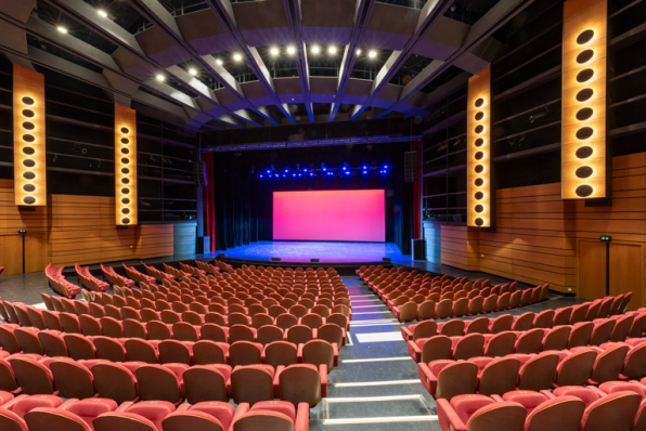 Maison de la culture, grande salle : vue vers la scène. © Région Bourgogne-Franche-Comté, Inventaire du patrimoine Maison de la culture, grande salle : vue vers la scène. © Région Bourgogne-Franche-Comté, Inventaire du patrimoine