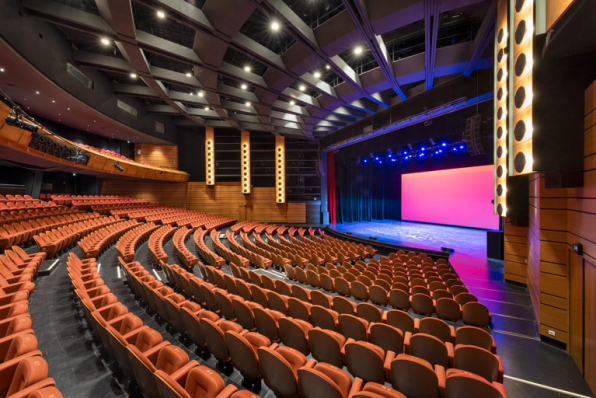 Maison de la culture, grande salle : vue vers la scène, de trois quarts. © Région Bourgogne-Franche-Comté, Inventaire du patrimoine Maison de la culture, grande salle : vue vers la scène, de trois quarts. © Région Bourgogne-Franche-Comté, Inventaire du patrimoine
