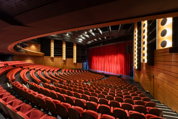 Maison de la culture, grande salle : vue vers la scène, de trois quarts, sous le balcon. © Région Bourgogne-Franche-Comté, Inventaire du patrimoine Maison de la culture, grande salle : vue vers la scène, de trois quarts, sous le balcon. © Région Bourgogne-Franche-Comté, Inventaire du patrimoine
