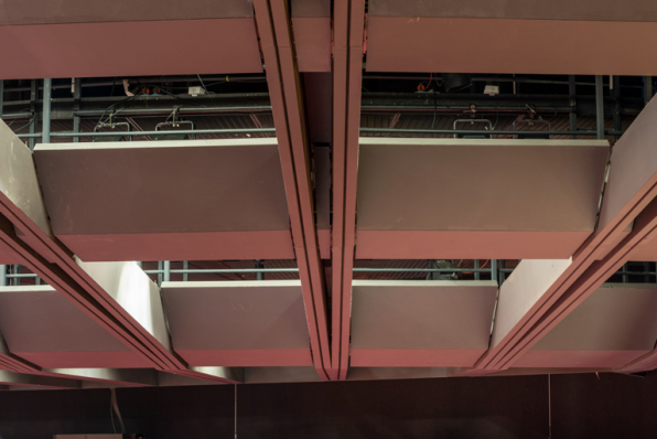 Maison de la culture, grande salle : détail de la charpente. © Région Bourgogne-Franche-Comté, Inventaire du patrimoine Maison de la culture, grande salle : détail de la charpente. © Région Bourgogne-Franche-Comté, Inventaire du patrimoine
