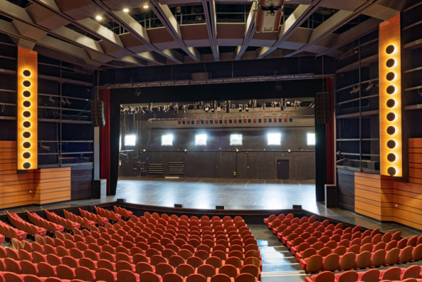 Maison de la culture, grande salle : la scène, fenêtres du mur pariéto-dynamique ouvertes. © Région Bourgogne-Franche-Comté, Inventaire du patrimoine Maison de la culture, grande salle : la scène, fenêtres du mur pariéto-dynamique ouvertes. © Région Bourgogne-Franche-Comté, Inventaire du patrimoine