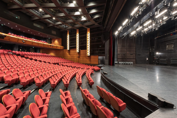 Maison de la culture, grande salle : la salle et la scène, de profil. © Région Bourgogne-Franche-Comté, Inventaire du patrimoine Maison de la culture, grande salle : la salle et la scène, de profil. © Région Bourgogne-Franche-Comté, Inventaire du patrimoine