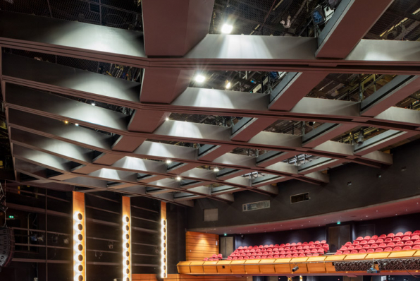 Maison de la culture, grande salle : balcon et charpente. © Région Bourgogne-Franche-Comté, Inventaire du patrimoine Maison de la culture, grande salle : balcon et charpente. © Région Bourgogne-Franche-Comté, Inventaire du patrimoine