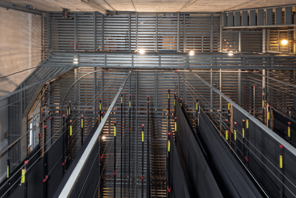 Maison de la culture, grande salle : le gril, vu depuis une passerelle technique. © Région Bourgogne-Franche-Comté, Inventaire du patrimoine