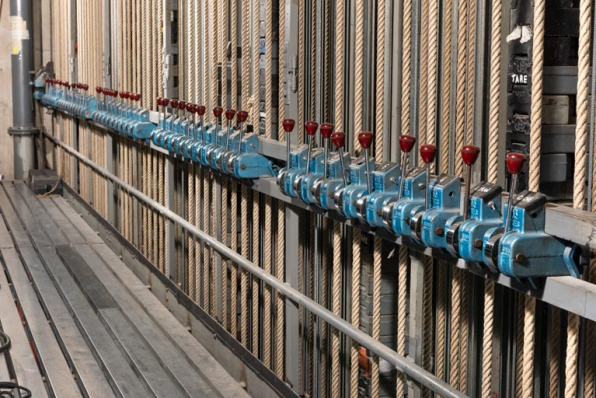 Maison de la culture, grande salle : freins à levier des équipes contrebalancées, sur la passerelle de commande (vue rapprochée). © Région Bourgogne-Franche-Comté, Inventaire du patrimoine Maison de la culture, grande salle : freins à levier des équipes contrebalancées, sur la passerelle de commande (vue rapprochée). © Région Bourgogne-Franche-Comté, Inventaire du patrimoine