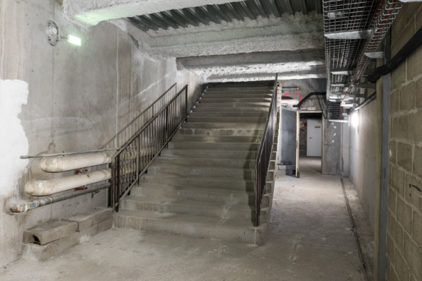 Maison de la culture : escalier menant à la maison des sports, sous le hall. © Région Bourgogne-Franche-Comté, Inventaire du patrimoine Maison de la culture : escalier menant à la maison des sports, sous le hall. © Région Bourgogne-Franche-Comté, Inventaire du patrimoine