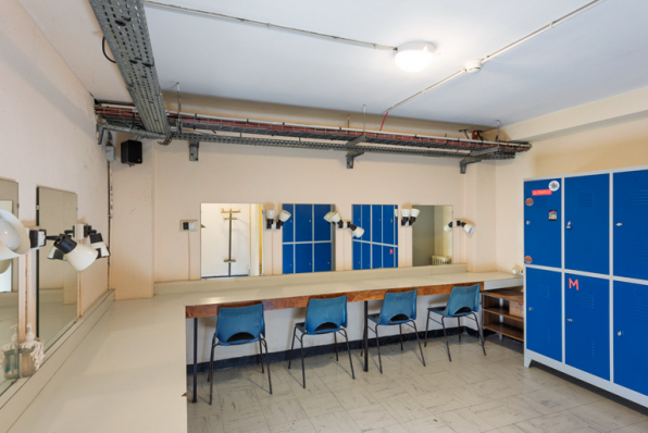 Maison de la culture : loge d'acteurs (étage de soubassement). © Région Bourgogne-Franche-Comté, Inventaire du patrimoine Maison de la culture : loge d'acteurs (étage de soubassement). © Région Bourgogne-Franche-Comté, Inventaire du patrimoine