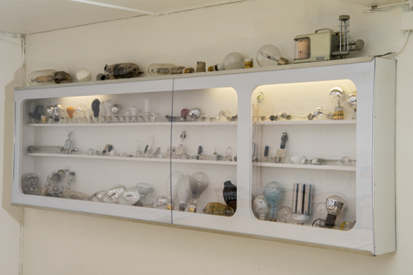 Maison de la culture : vitrine présentant des ampoules, dans le petit foyer (étage de soubassement). © Région Bourgogne-Franche-Comté, Inventaire du patrimoine Maison de la culture : vitrine présentant des ampoules, dans le petit foyer (étage de soubassement). © Région Bourgogne-Franche-Comté, Inventaire du patrimoine