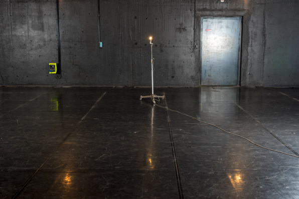 Maison de la culture, grande salle : veilleuse sur la scène. © Région Bourgogne-Franche-Comté, Inventaire du patrimoine Maison de la culture, grande salle : veilleuse sur la scène. © Région Bourgogne-Franche-Comté, Inventaire du patrimoine